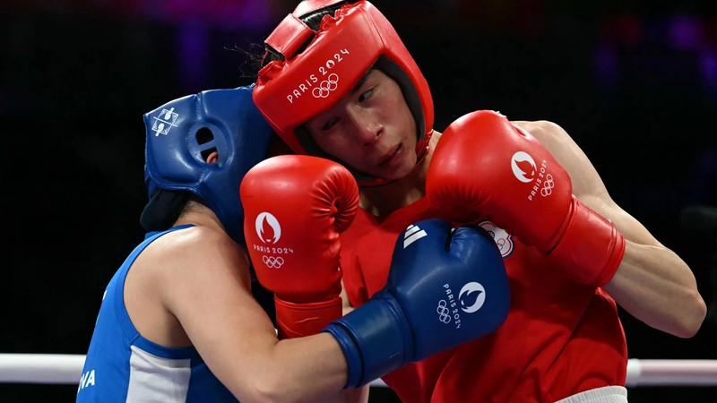 LIN Yu-ting of Chinese Taipei dominates Sitora Turdibekova of Uzbekistan in the Round of 16 of the women’s 57-kg event of the Paris Olympics.